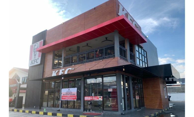 Seluruh Gerai KFC Di Palu Dipasangi Spanduk Sanksi, Pajak Telat Disetor Berulang Kali