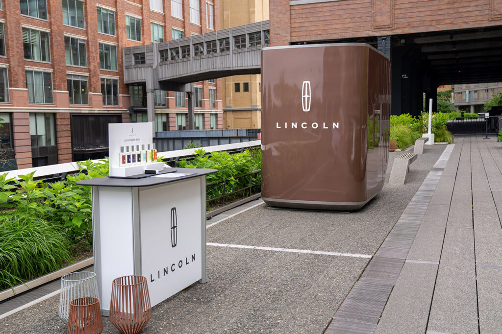 Lincoln Bikin Pod Mewah Mirip Porta Potty, Cara Aneh Menjual Ketenangan
