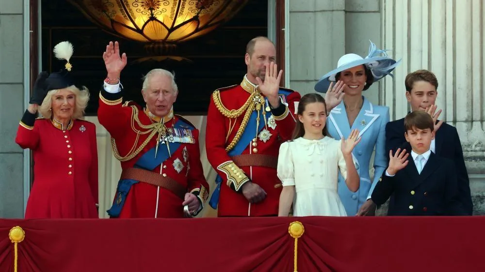 Trooping the Colour di London, Raja dan Ratu Disambut Sorak Rakyat di Balik Ritual Kerajaan