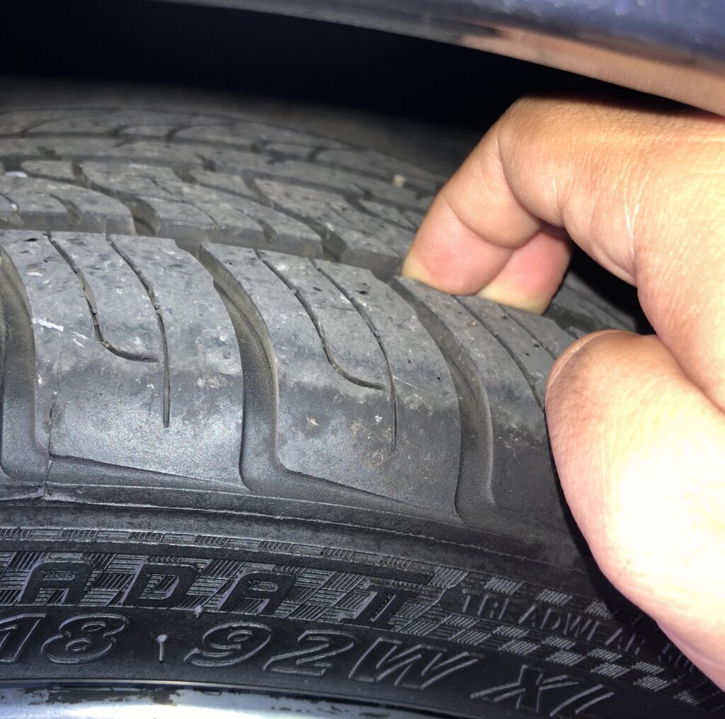 Ban Mobil Jalan, Ban Sudah Habis, Tapi Dealer Bilang Masih Setahun Lagi