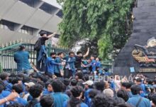 Ratusan Mahasiswa Undip Memanjat Pagar Kantor Gubernur Jateng, Teriak Reformasi Di Tengah Krisis Ekonomi