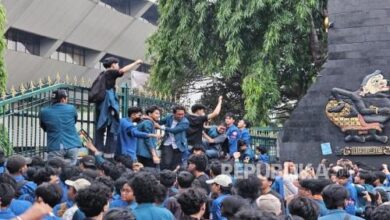 Ratusan Mahasiswa Undip Memanjat Pagar Kantor Gubernur Jateng, Teriak Reformasi Di Tengah Krisis Ekonomi