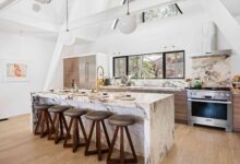 8 Desain Dapur Belakang Ini Tetap Terang Tanpa Banyak Lampu, Tagihan Listrik Bisa Lebih Irit