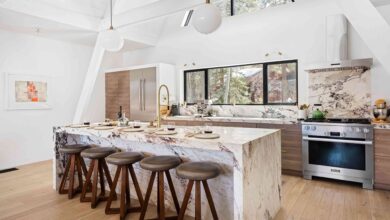 8 Desain Dapur Belakang Ini Tetap Terang Tanpa Banyak Lampu, Tagihan Listrik Bisa Lebih Irit
