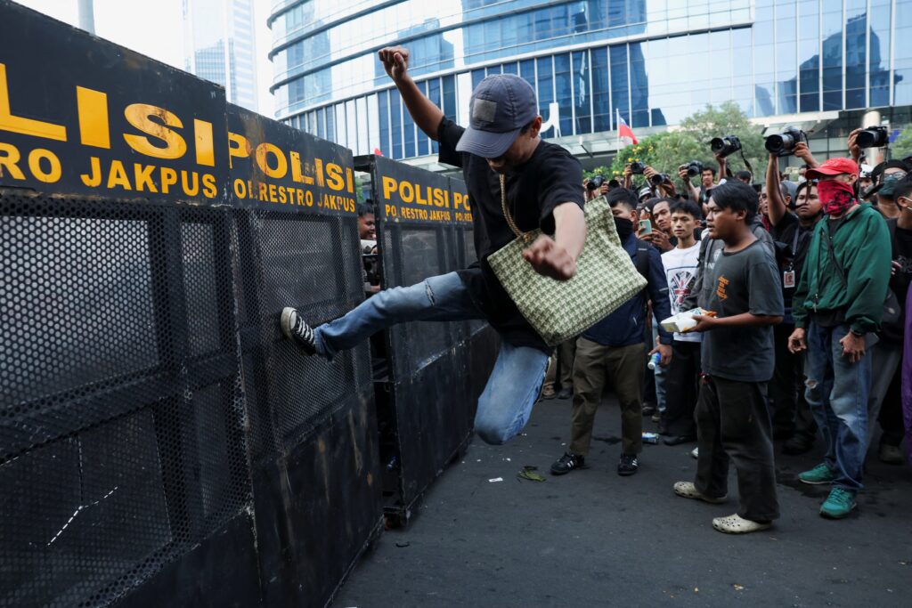 Demo Bundaran HI Bikin Rute KRL Dan TransJakarta Berubah, Ini Jalur Yang Terdampak
