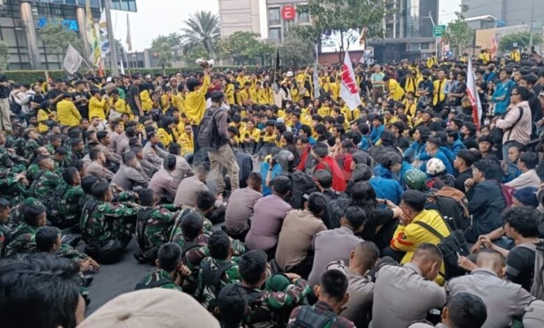 Komisi I DPR Bela Pengerahan TNI-Komcad di Demo Mahasiswa, Batas Hukum Jadi Sorotan