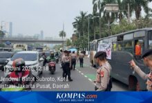 Demo di Depan Gedung DPR Bikin Gatot Subroto Tersendat, Pengendara Diminta Cari Jalur Alternatif