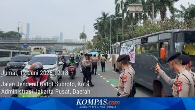 Demo di Depan Gedung DPR Bikin Gatot Subroto Tersendat, Pengendara Diminta Cari Jalur Alternatif