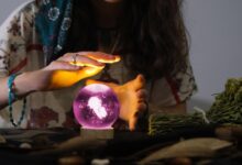 Pasangan Texas Diduga Telan $2,5 Juta Lewat Ritual “Pembersihan Kutukan”, Korban Disuruh Kirim Koin Emas