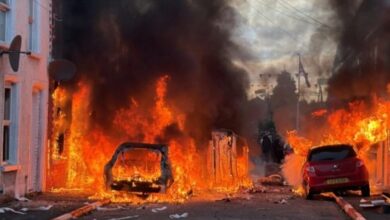 Belfast Membara Usai Penusukan, Rumah Dan Bus Warga Asing Dibakar Massa