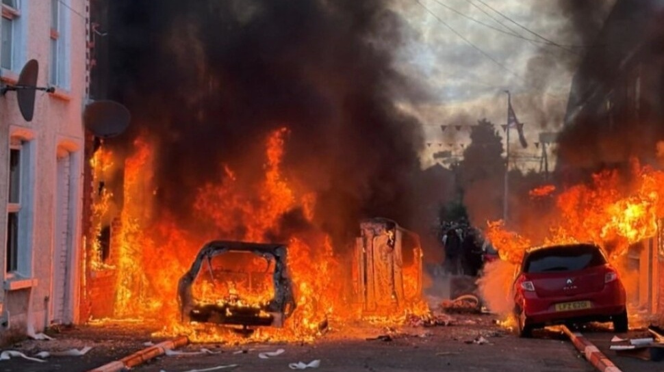 Belfast Membara Usai Penusukan, Rumah Dan Bus Warga Asing Dibakar Massa