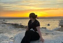 7 Ide OOTD Ke Pantai Ala Est Supha, Simpel Tapi Tetap Rapi Dan Fotogenik