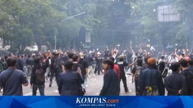 Demo Mahasiswa di DPRD Jabar Berakhir Ricuh Petasan Meledak Saat Massa Mundur