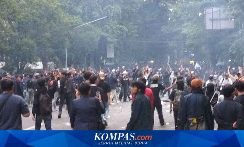 Demo Mahasiswa di DPRD Jabar Berakhir Ricuh Petasan Meledak Saat Massa Mundur
