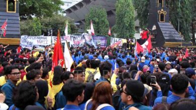Ratusan Mahasiswa Kepung Kantor Gubernur Jateng, Tuntut Evaluasi MBG Dan Stabilitas Ekonomi
