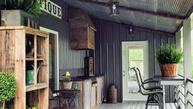 Lantai Teras Motif Kayu Ini Membuat Rumah Desa Sederhana Terasa Lebih Hangat dan Estetik