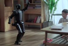Robot Kecil T1 Menendang Bola Sampai Tembus Dinding, Lompatan Baru yang Bikin Khawatir