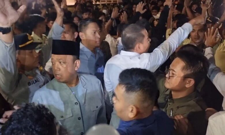 UGM Memanas Saat Pejabat Digeruduk Mahasiswa, Nusron Wahid Dievakuasi dan Budiman Kabur