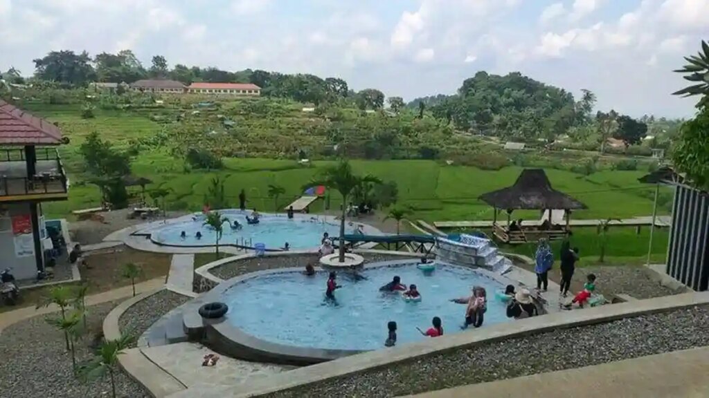 Libur Sekolah Di Sawah Bengkok Majalengka, Panorama Sawah yang Menenangkan Keluarga