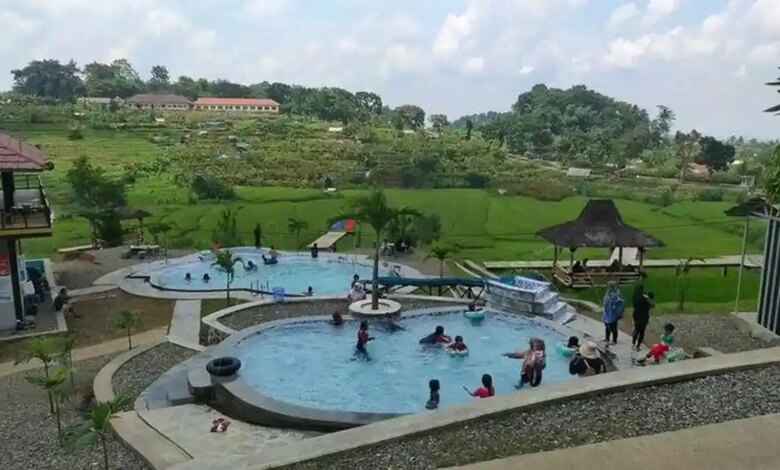 Libur Sekolah Di Sawah Bengkok Majalengka, Panorama Sawah yang Menenangkan Keluarga