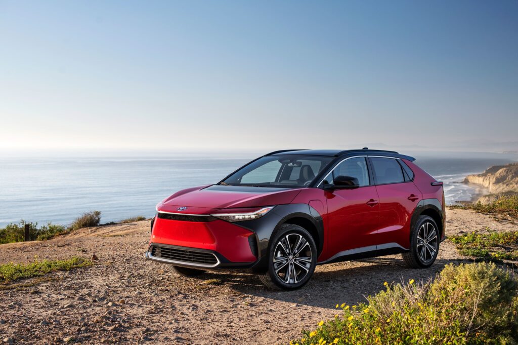 Toyota Masih Menahan Diri di Era Mobil Listrik, Ini Risiko yang Makin Terlihat