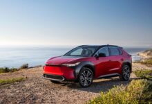 Toyota Masih Menahan Diri di Era Mobil Listrik, Ini Risiko yang Makin Terlihat