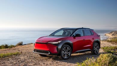 Toyota Masih Menahan Diri di Era Mobil Listrik, Ini Risiko yang Makin Terlihat