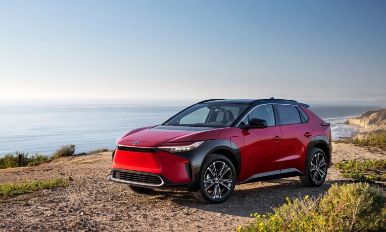 Toyota Masih Menahan Diri di Era Mobil Listrik, Ini Risiko yang Makin Terlihat