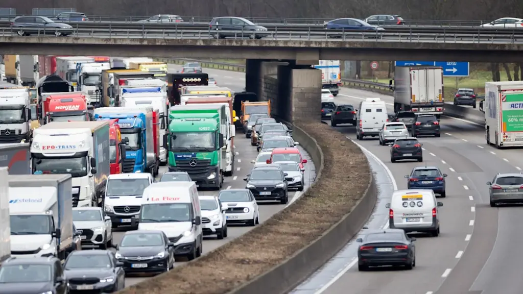 Truk Tergelincir di Tol Jerman, 600 Liter Diesel Tumpah dan Ubah 100 Meter Jalan Jadi Bahaya