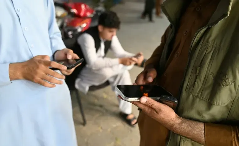 Afghan Dilarang Pakai Smartphone, Pegawai Negeri Terpaksa Lepas Alat Kerja Andalan