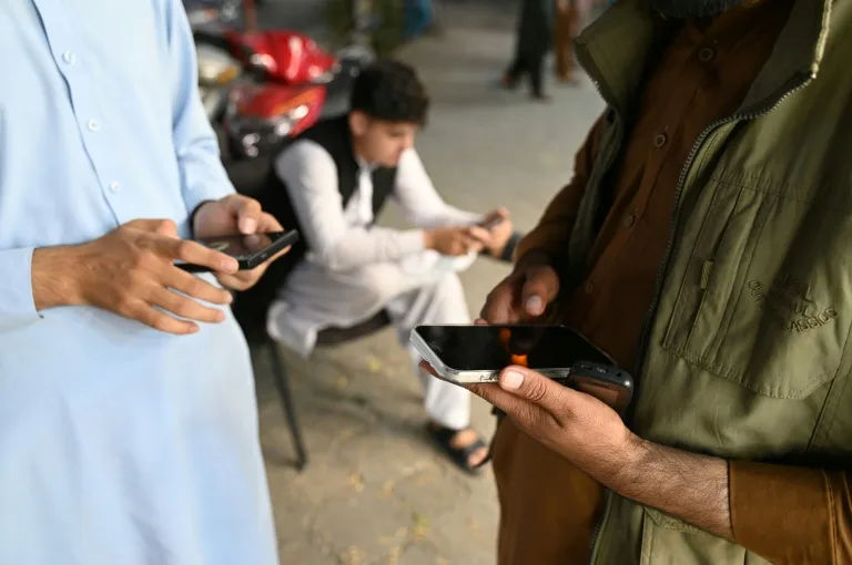 Afghan Dilarang Pakai Smartphone, Pegawai Negeri Terpaksa Lepas Alat Kerja Andalan