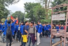 Ribuan Mahasiswa Kepung DPRD Jawa Barat, Replika Guillotine Tegaskan Kegeraman atas Demokrasi