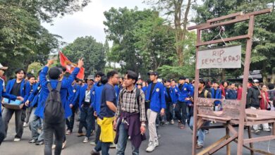 Ribuan Mahasiswa Kepung DPRD Jawa Barat, Replika Guillotine Tegaskan Kegeraman atas Demokrasi