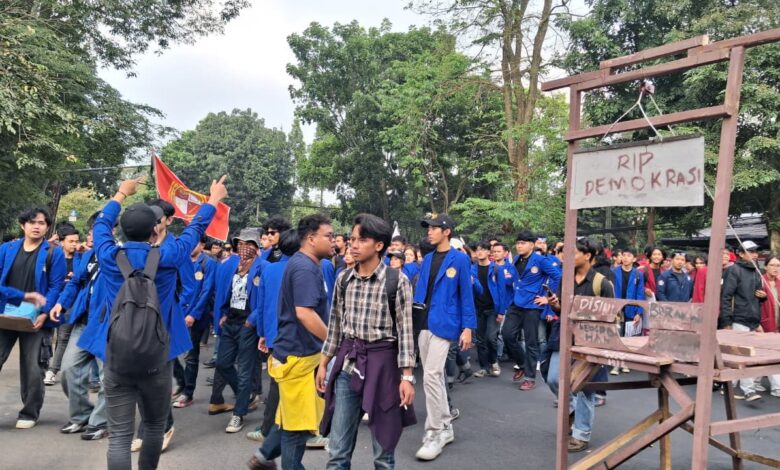 Ribuan Mahasiswa Kepung DPRD Jawa Barat, Replika Guillotine Tegaskan Kegeraman atas Demokrasi