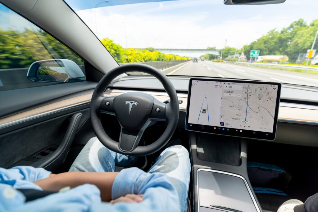Tesla Owners Pakai Kepala Boneka, Cara Aneh Membobol Full Self-Driving