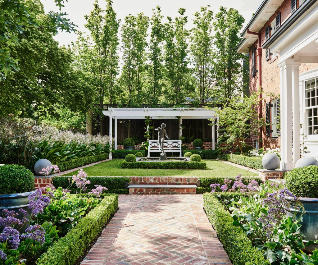 7 Inspirasi Rumah Kampung Modern Elegan, Taman Depan Luasnya Bikin Hunian Terasa Sejuk dan Mahal