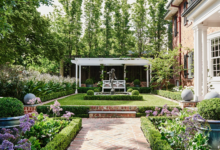 7 Inspirasi Rumah Kampung Modern Elegan, Taman Depan Luasnya Bikin Hunian Terasa Sejuk dan Mahal