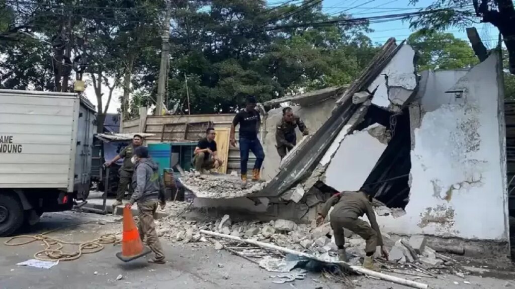 Bangunan Garasi di Atas Trotoar Bandung Bakal Dibongkar, Ada Kisah di Balik Viral Itu