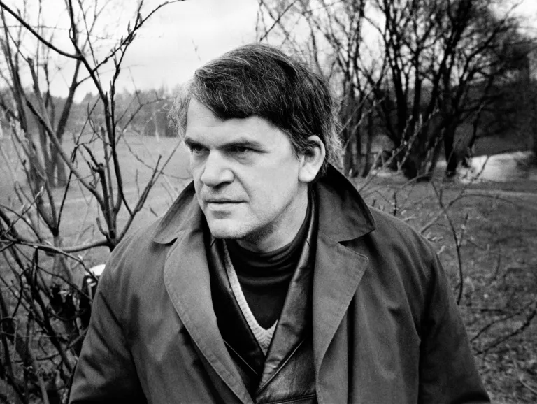 Milan Kundera Dan Vera Dimakamkan Di Brno, Kembali Ke Kota Kelahiran Dengan Nisan Melayang