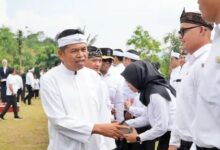 Dedi Mulyadi Lantik 720 ASN Jabar di Lapangan Desa, Pesan Keras Agar Mereka Mengerti Tugasnya