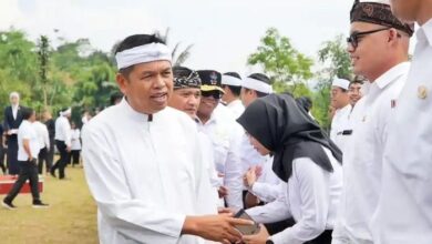 Dedi Mulyadi Lantik 720 ASN Jabar di Lapangan Desa, Pesan Keras Agar Mereka Mengerti Tugasnya