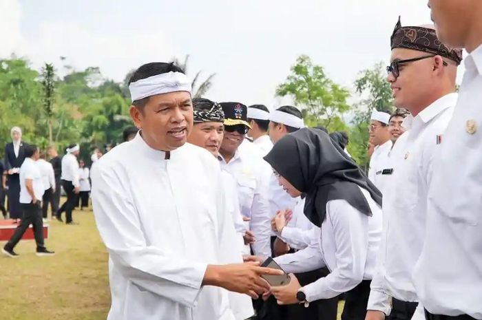 Dedi Mulyadi Lantik 720 ASN Jabar di Lapangan Desa, Pesan Keras Agar Mereka Mengerti Tugasnya