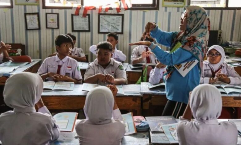 76 Sekolah Kaya Di Jawa Dicoret, Anggaran Makan Gratis Dialihkan ke Daerah 3T