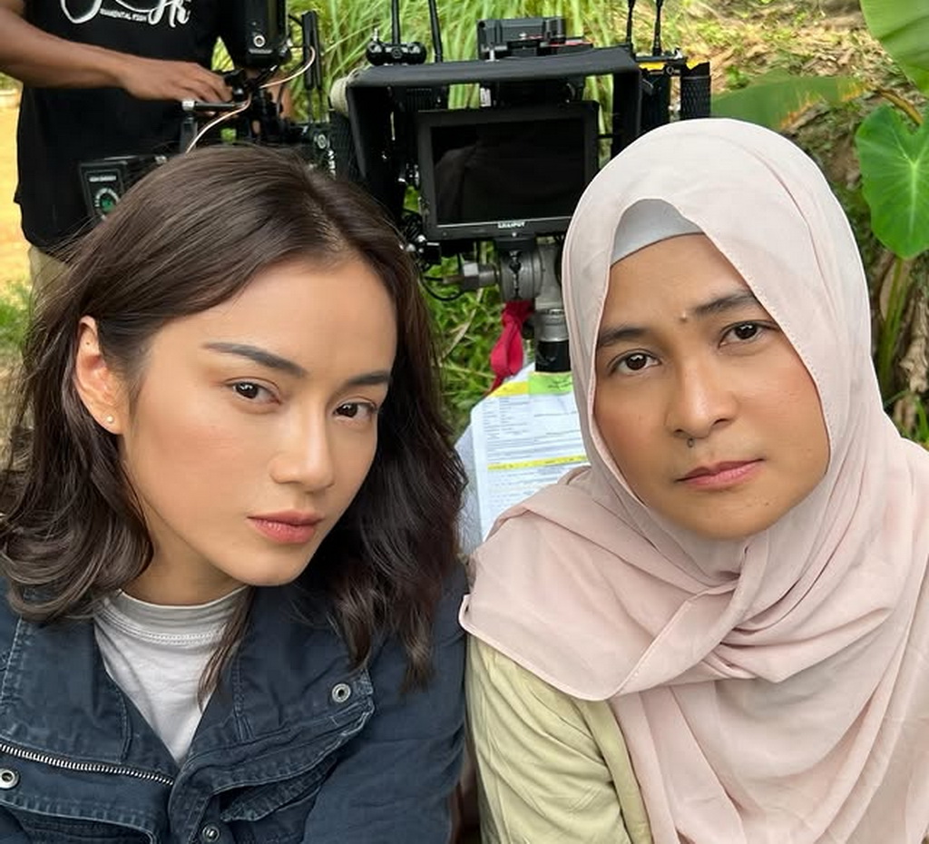 Biasanya Menolak, Mita The Virgin Akhirnya Berhijab di Tanah Sengketa