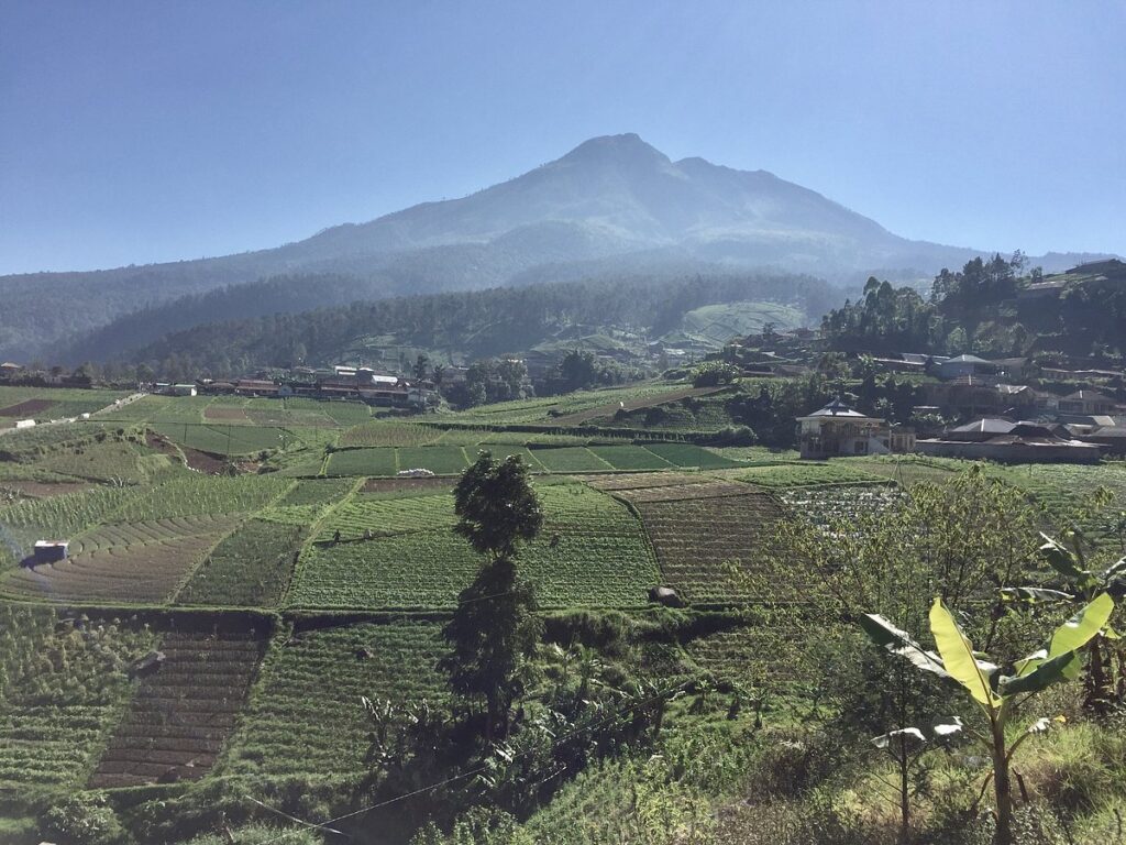 Gunung Lawu Masih Aktif, Di Baliknya Ada Candi, Warung Tertinggi, Dan Tradisi Sakral