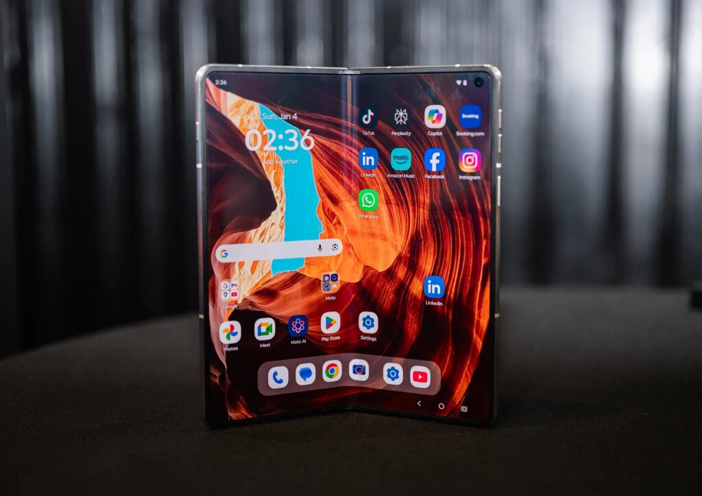 Motorola Razr Fold Tak Unggul di Atas Kertas, Tapi Justru Terasa Lebih Enak Dipakai