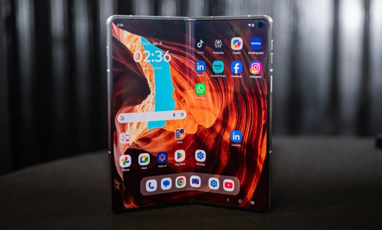 Motorola Razr Fold Tak Unggul di Atas Kertas, Tapi Justru Terasa Lebih Enak Dipakai