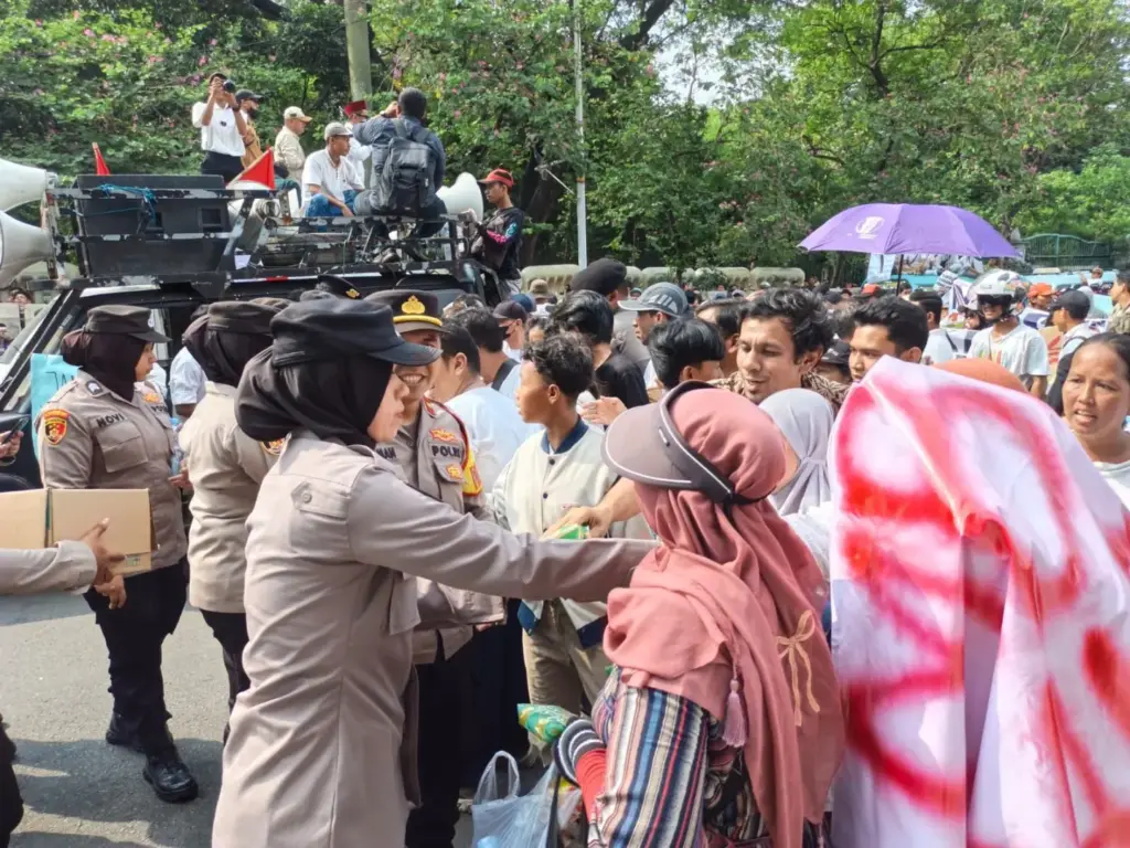 Di Monas, Polisi Central Jakarta Bagikan Air Mineral dan Snack ke Demonstran, Pesan Humanis di Tengah Aksi