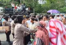 Di Monas, Polisi Central Jakarta Bagikan Air Mineral dan Snack ke Demonstran, Pesan Humanis di Tengah Aksi