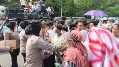 Di Monas, Polisi Central Jakarta Bagikan Air Mineral dan Snack ke Demonstran, Pesan Humanis di Tengah Aksi
